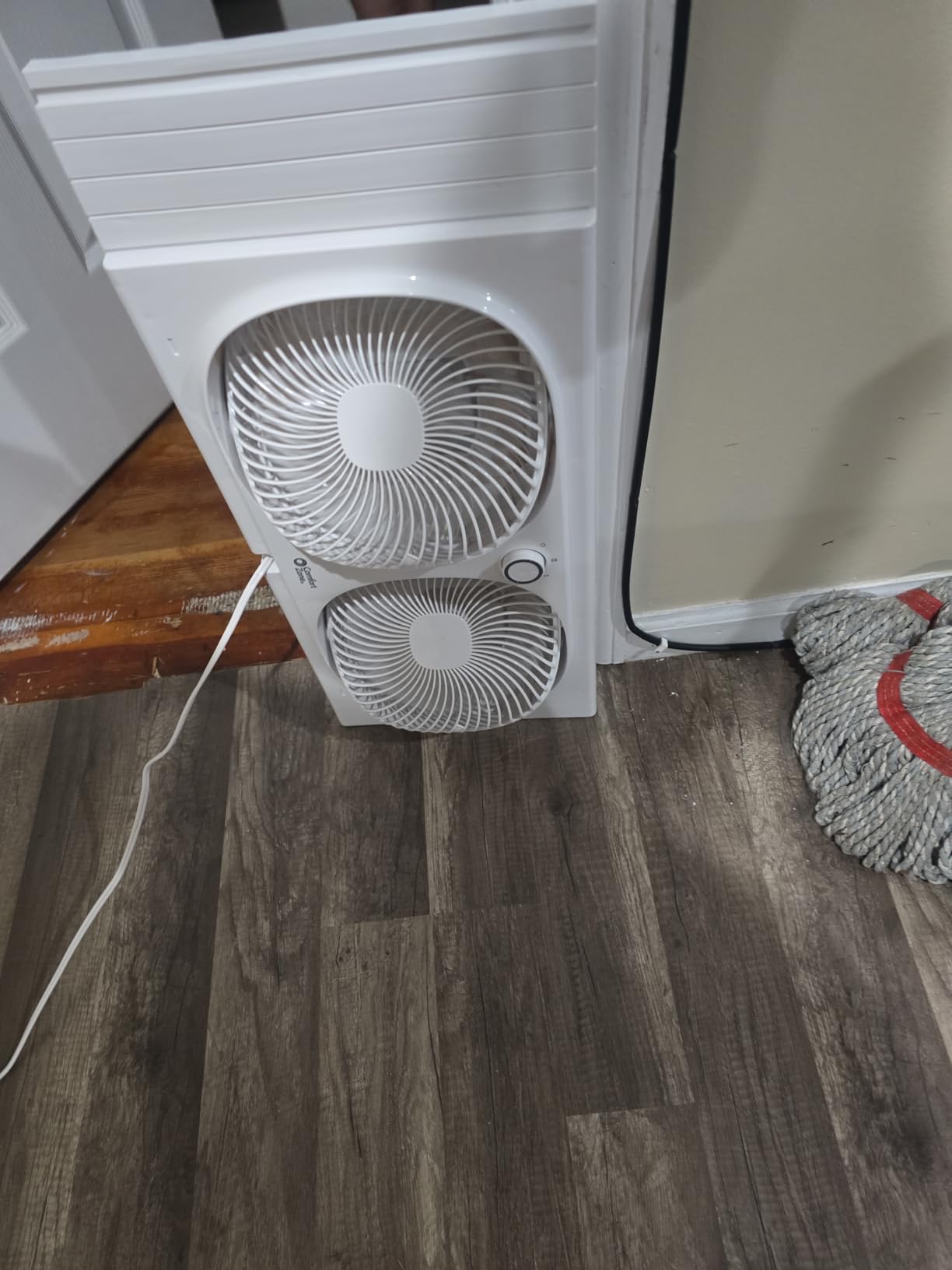 Comfort ZoneTwin Blade Reversible Window Fan with Auto-Locking Expanders, Independent Airflow Control, Removable Cover, and Tabletop Feet customer photo 1