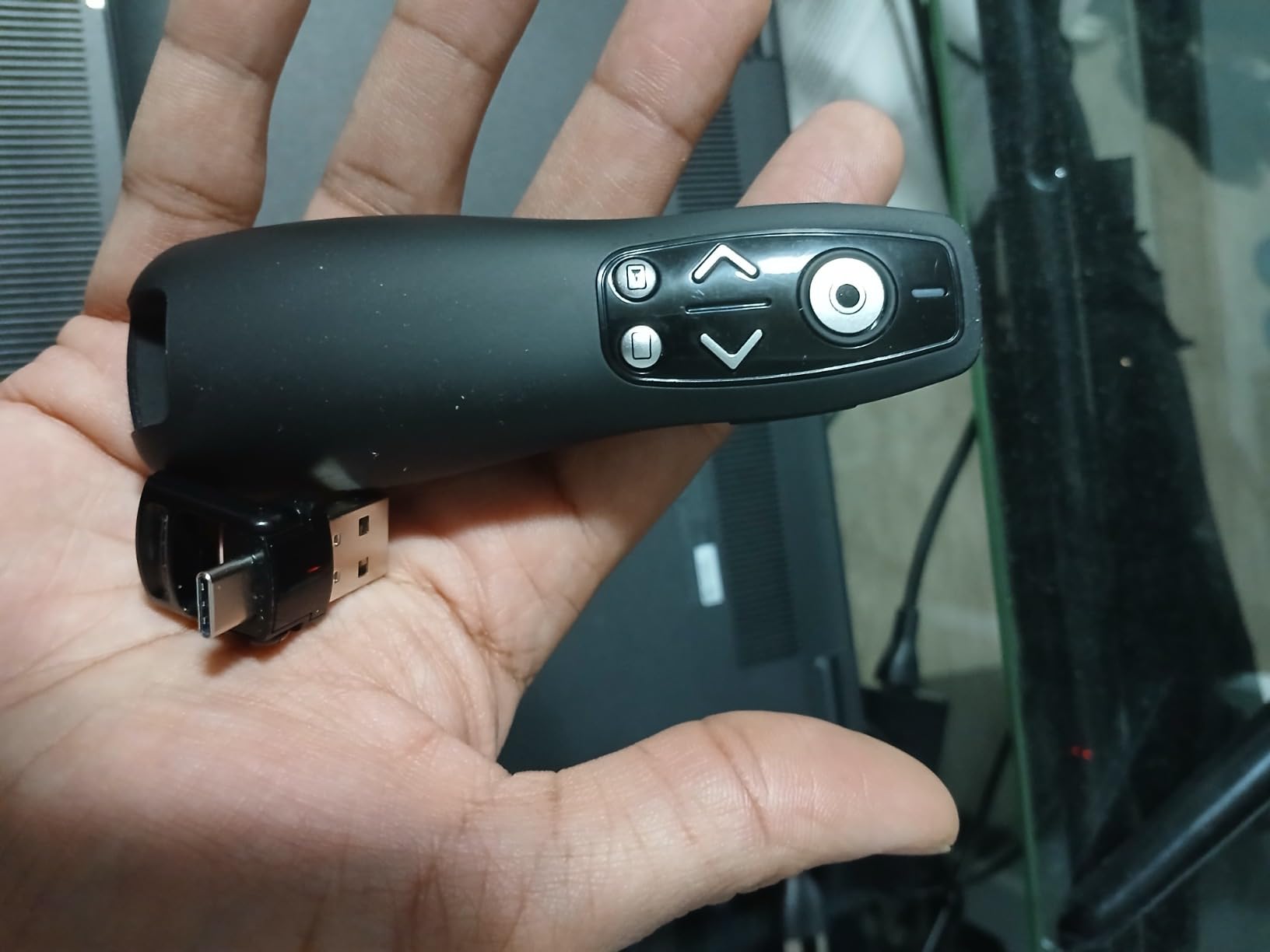 Presentation Clicker with USB-A & USB-C Receiver, 2.4GHz Wireless Presenter Remote with Volume Control & Red Light Pointer, Clicker for PowerPoint Slides Slide Advancer for Mac Computer, Plug & Play customer photo 1