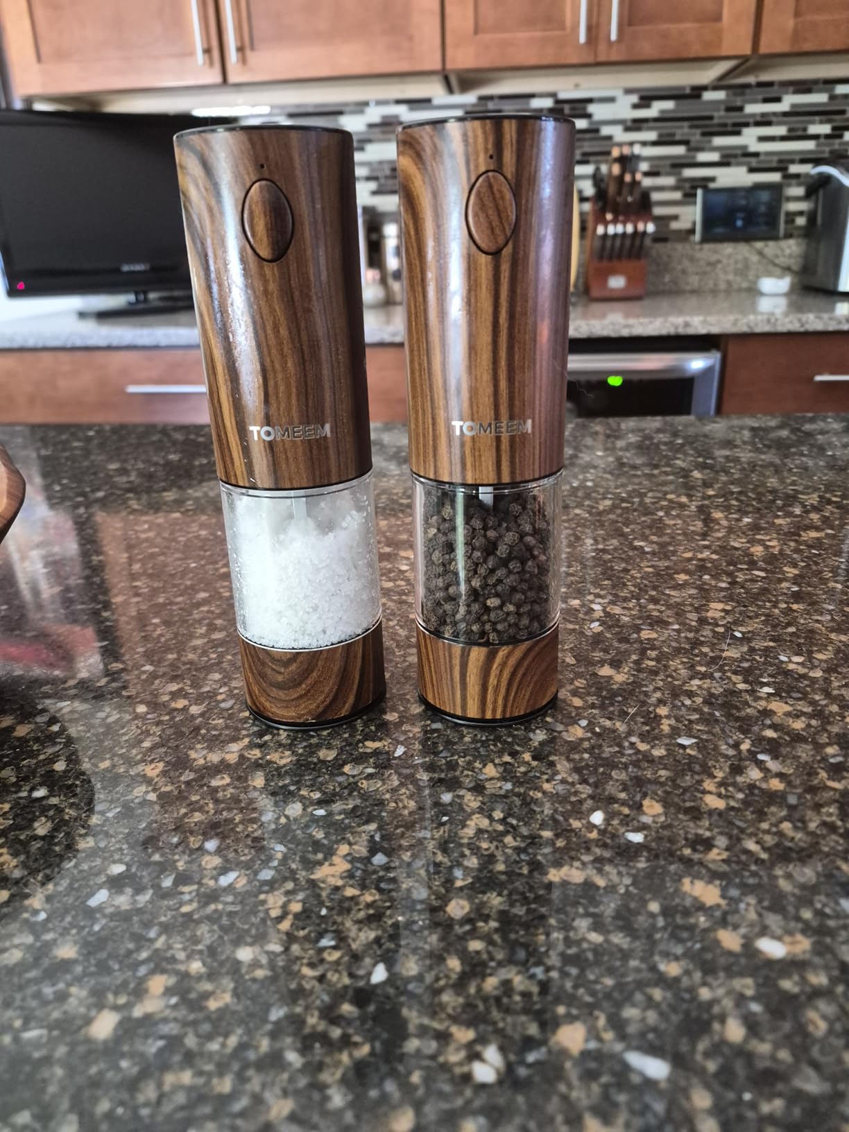 TOMEEM Larger Capacity Rechargeable Electric Salt and Pepper Grinder Set customer photo 2