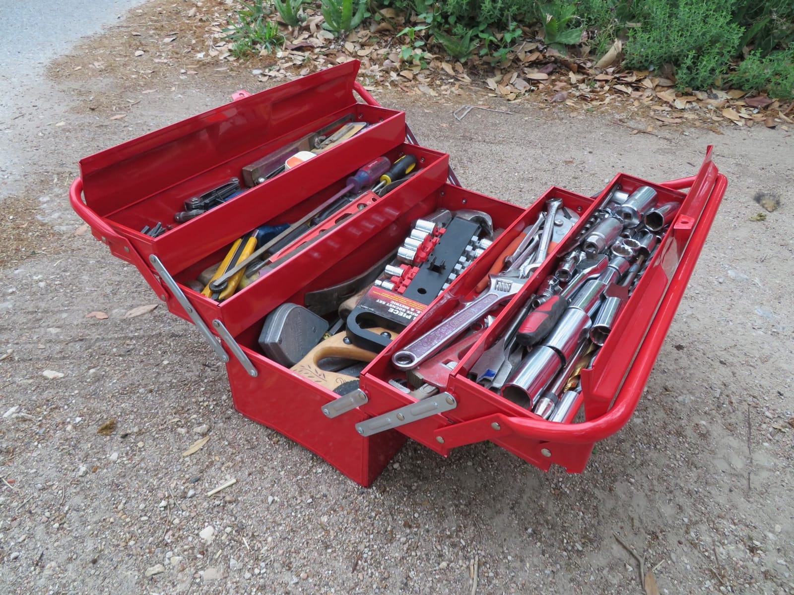Goplus 22-Inch Metal Tool Box, 3-Layer 5-Tray Portable Folding Tool Chest Organizer with Handle & Lock Hole, Cantilever Toolbox for Garage Trunk Household Office, Powder Coated Steel customer photo 2
