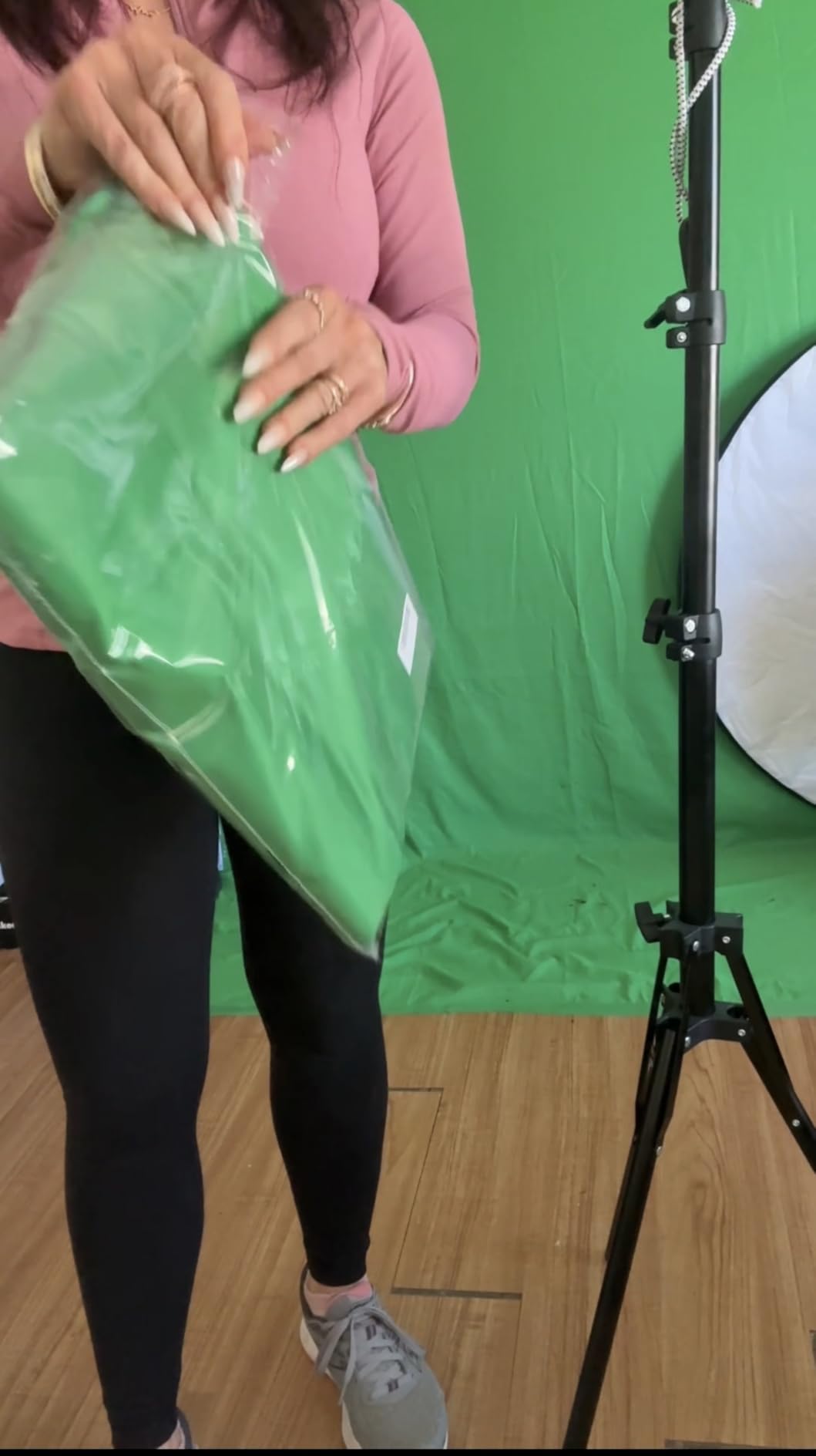 JINSUI Green Screen Backdrop 10x10 ft, Chromakey Background Fabric | Thick Polyester Greenscreen Curtain, for Photography, Photoshoot, Studio Video, Streaming, Gaming, Double-Sided customer photo 2