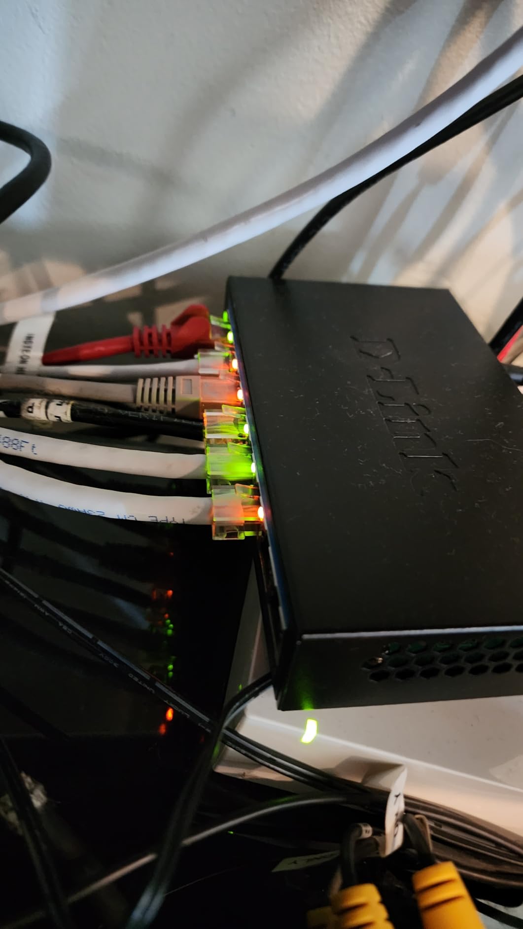 D-Link 8-Port 2.5G Unmanaged Ethernet Switch for Office, Media or Gaming customer photo 2