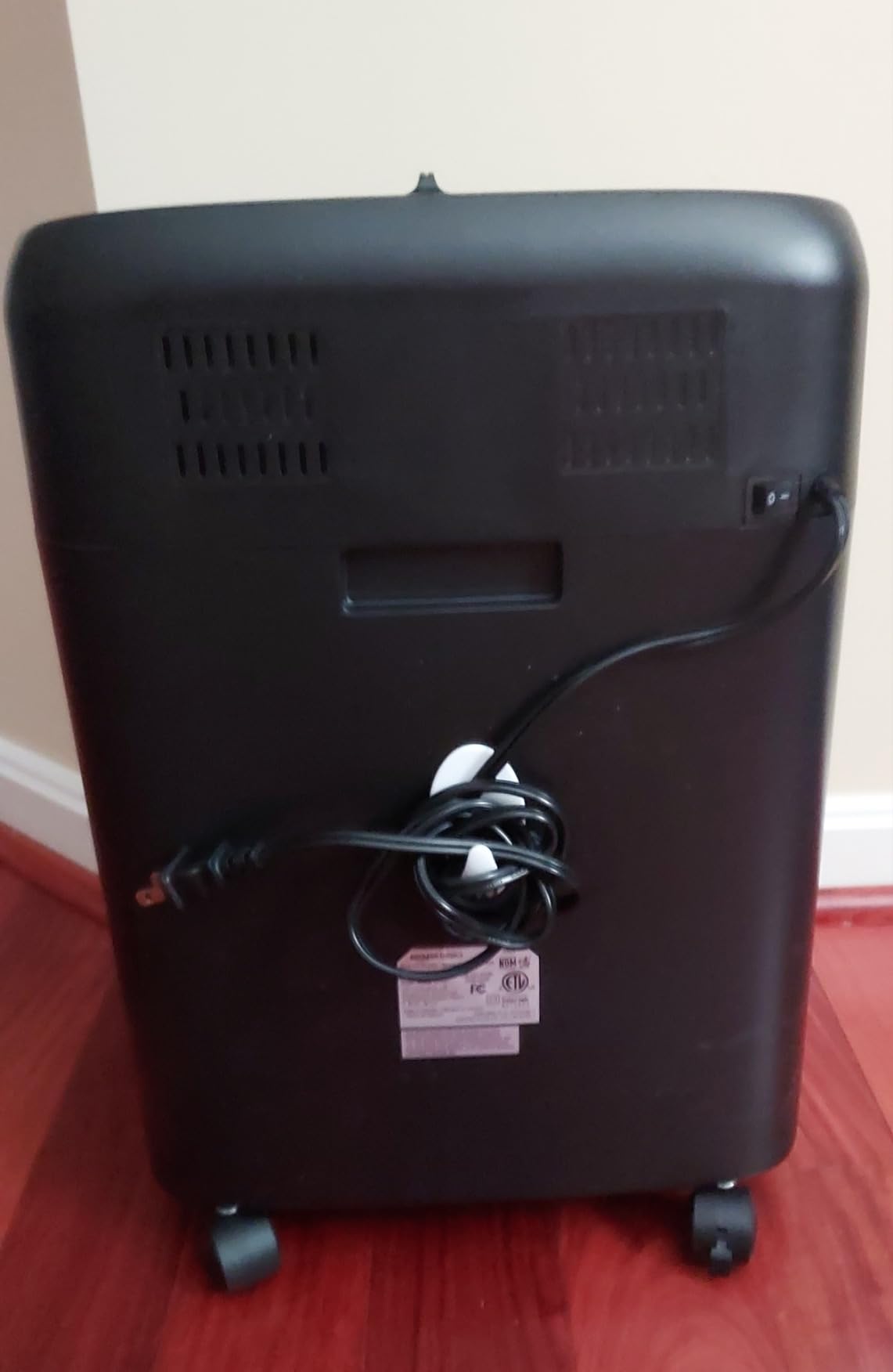Amazon Basics High Security Micro Cut Paper Shredder, 8 Sheet Capacity, CD and Credit Card Shredder with Pull Out Bin, Black customer photo 2