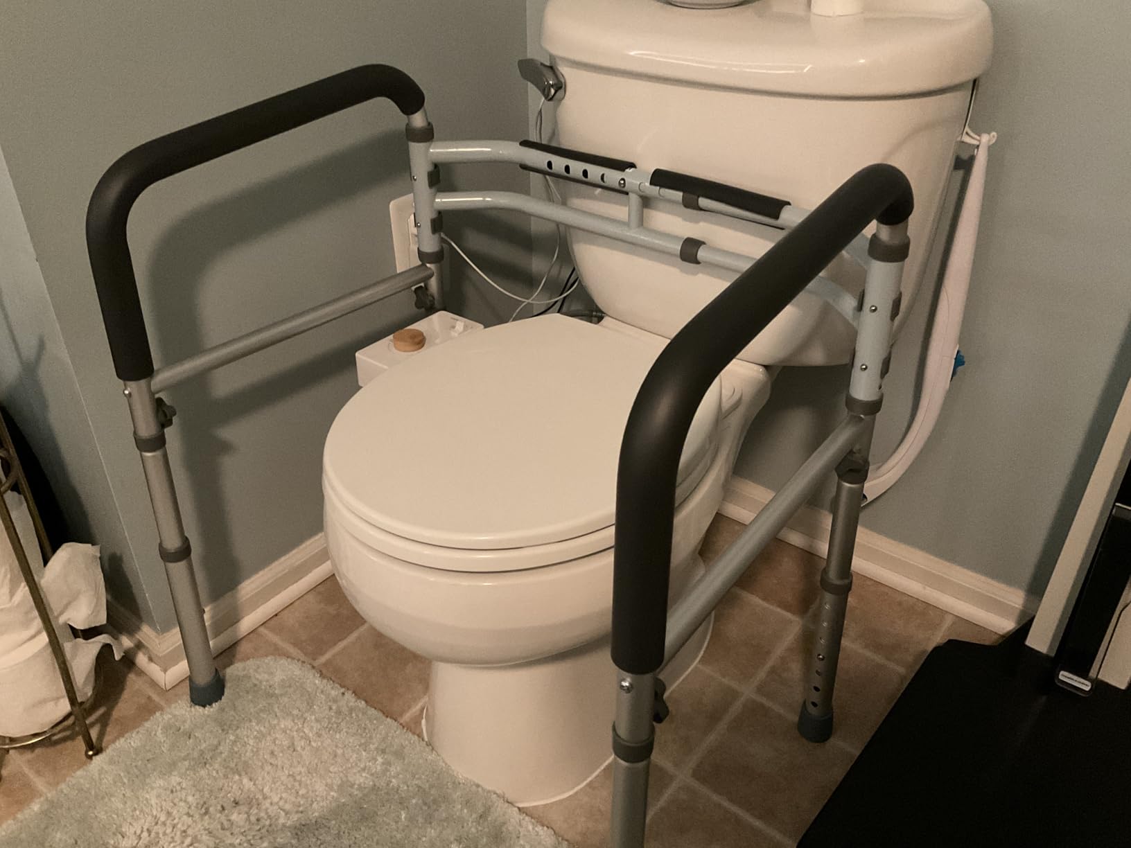 Lianjindun Toilet Safety Rails, 350 lbs, Adjustable Height & Width customer photo 1