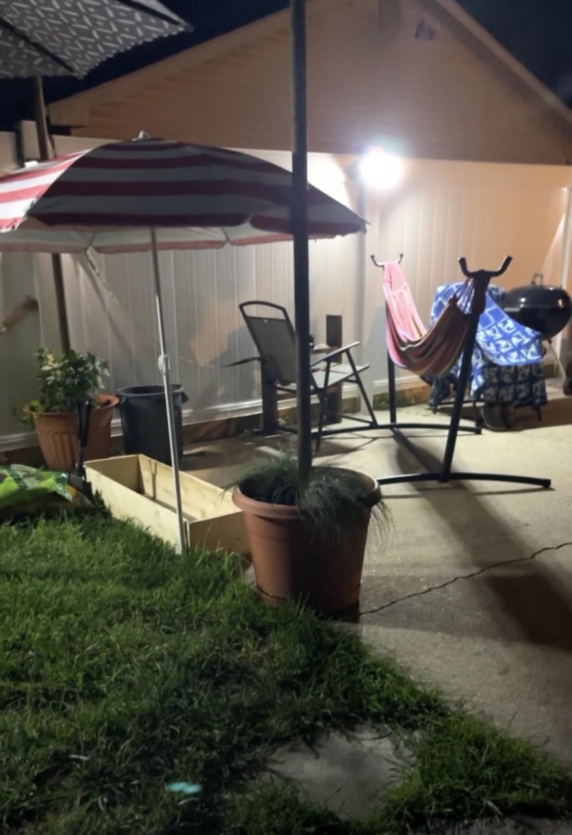 UME Solar Outdoor Lights 302 LED 3000LM, IP65 Waterproof Motion Sensor Outdoor Lights, 3 Heads Solar Security Flood Lights 270 Wide Lighting Angle with 3 Modes for Garden Patio Yard - 2 Pack customer photo 2