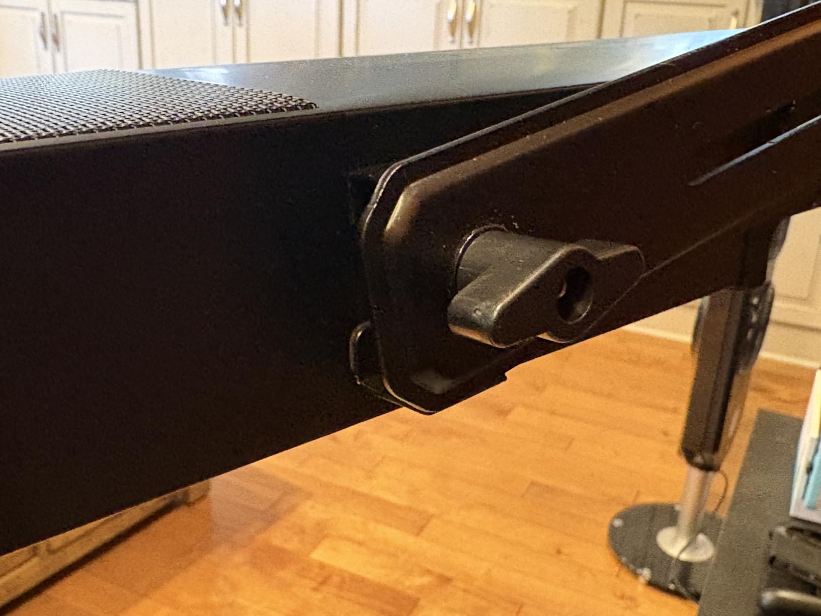 Perlegear Soundbar Mount with Adjustable Height, Sound bar Mount up to 15 lbs, Soundbar Mount Under or Above TV, Soundbar tv Mount Bracket with Detachable Long Extension Plates PGSM04B customer photo 1