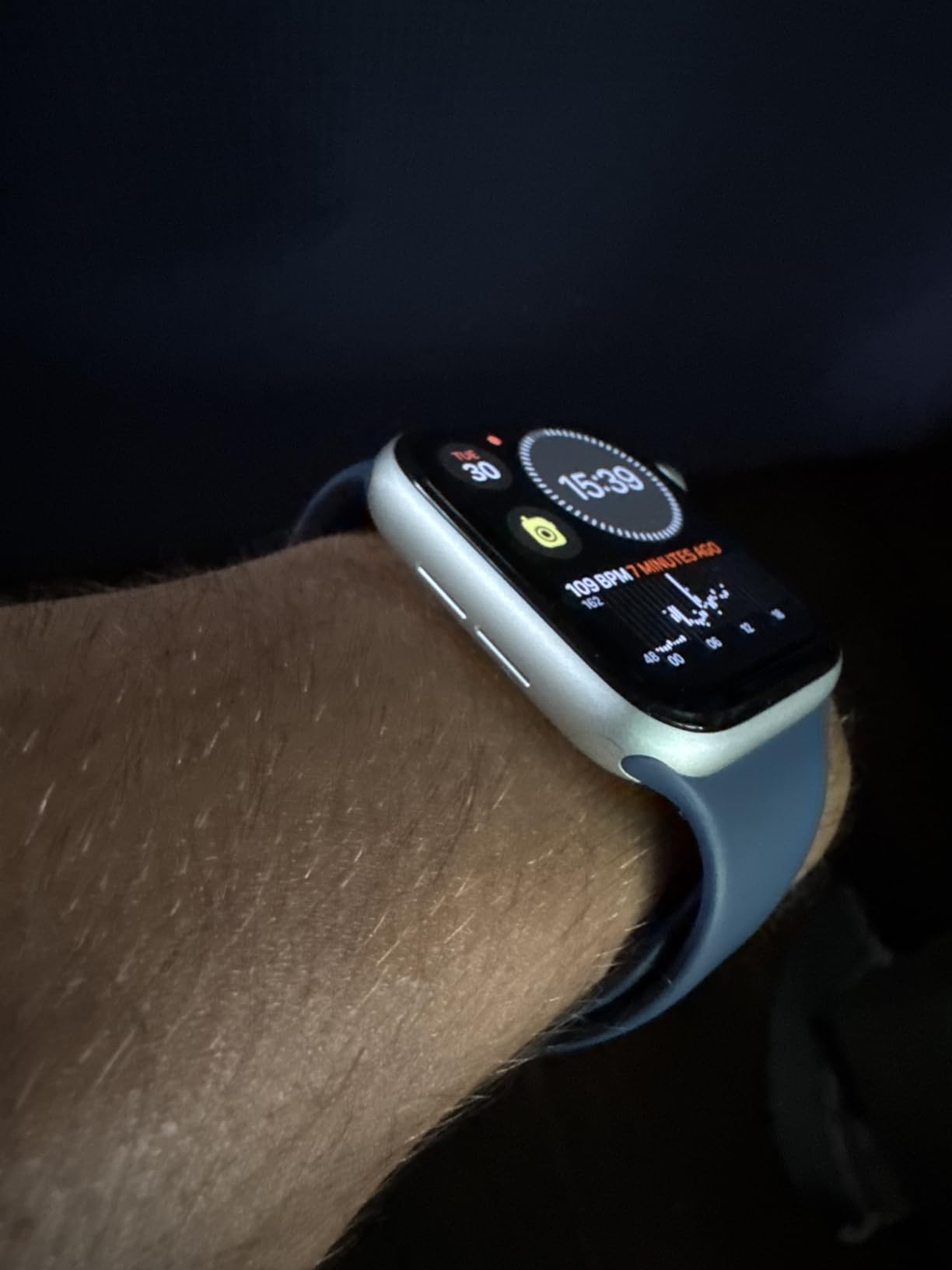 Apple Watch SE (2nd Gen) [GPS 40mm] Smartwatch with Midnight Aluminum Case with Midnight Sport Band S/M. Fitness and Sleep Trackers, Crash Detection, Heart Rate Monitor, Retina Display customer photo 1