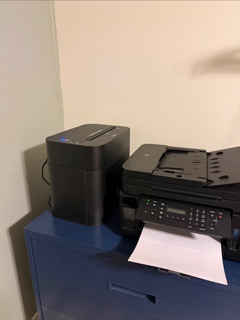 Staples 12-Sheet Micro-Cut Paper Shredder, High-Security, Anti-Jam, Black customer photo 1