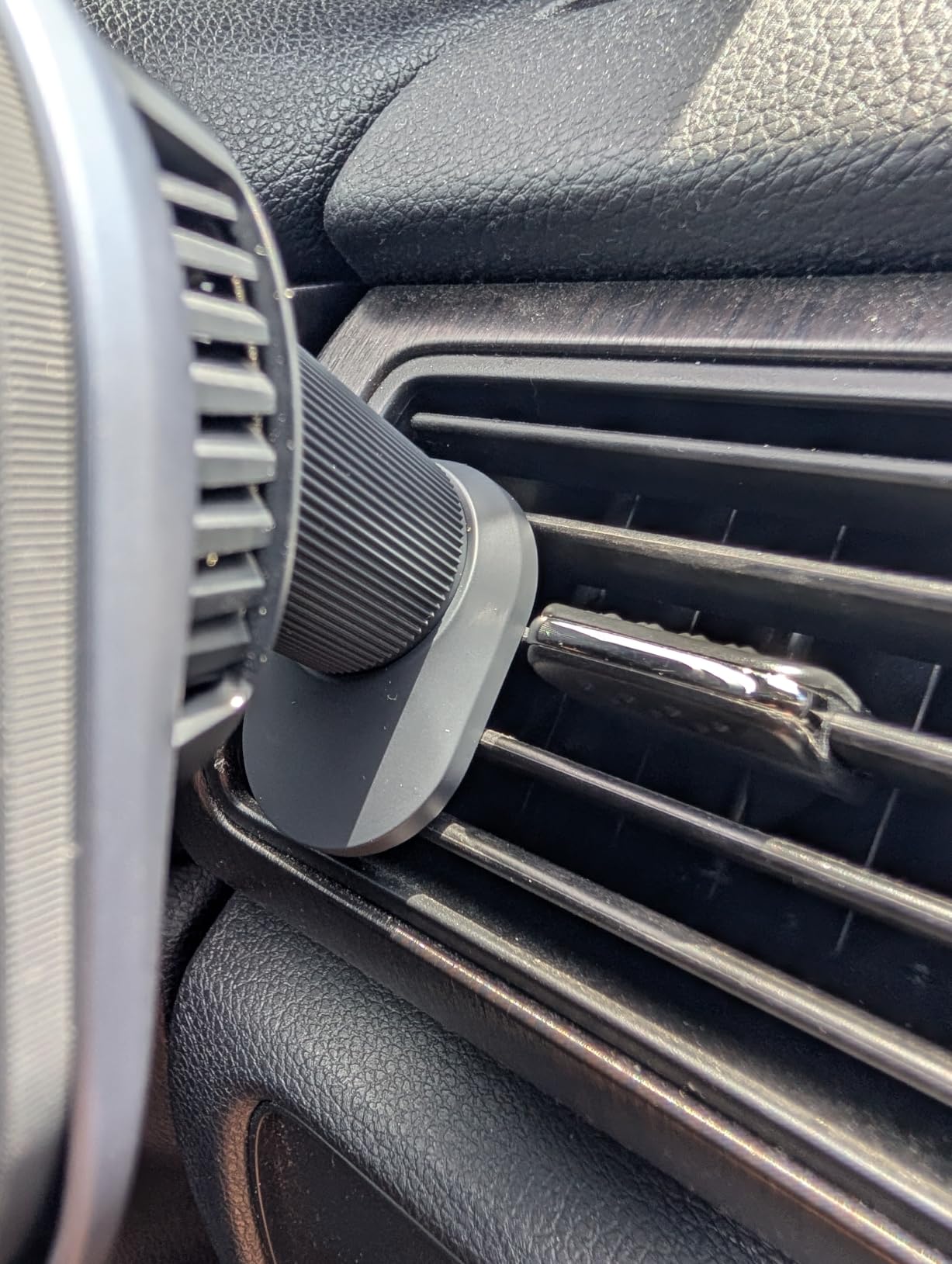Anker Prime Qi2 25W MagSafe Compatible Wireless Car Charger Mount | AirCool Phone Holder with Vent Clip and Fast Power, for iPhone 17 - 12 Series, and More (Adapter Included) customer photo 2