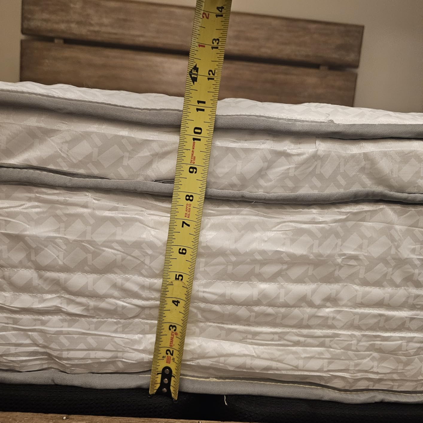 Novilla 12 Inch Queen Size Mattress, Hypoallergenic & Back Pain Relief, Hybrid Queen Mattresses in a Box with Smarts Coils, Fiberglass Free CertiPUR-US Certified Colchones No Box Spring Needed customer photo 2