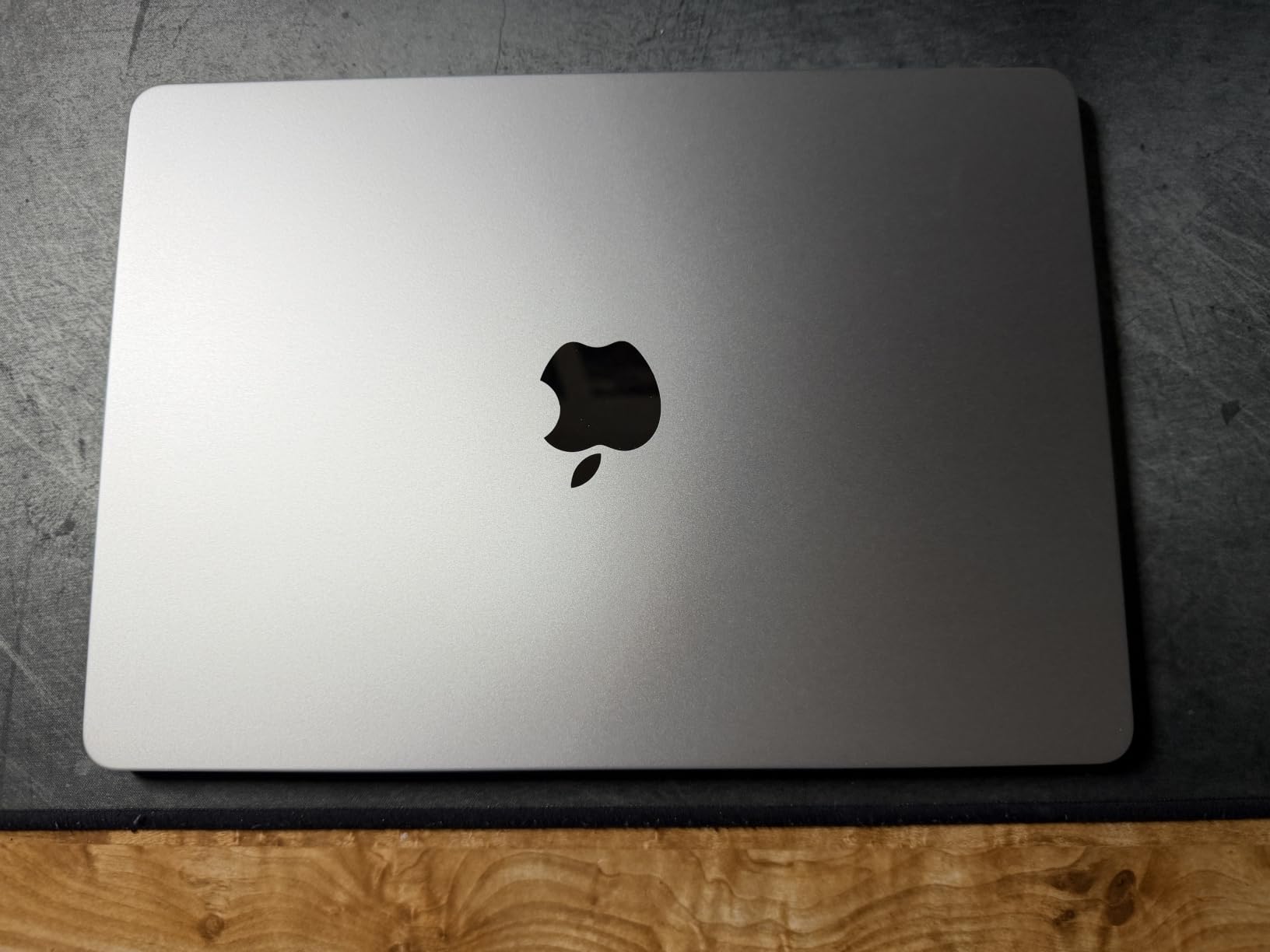 Apple 2026 MacBook Air 13-inch Laptop with M5 chip: Built for AI, 13.6-inch Liquid Retina Display, 16GB Unified Memory, 1TB SSD, 12MP Center Stage Camera, Touch ID, Wi-Fi 7; Starlight customer photo 1