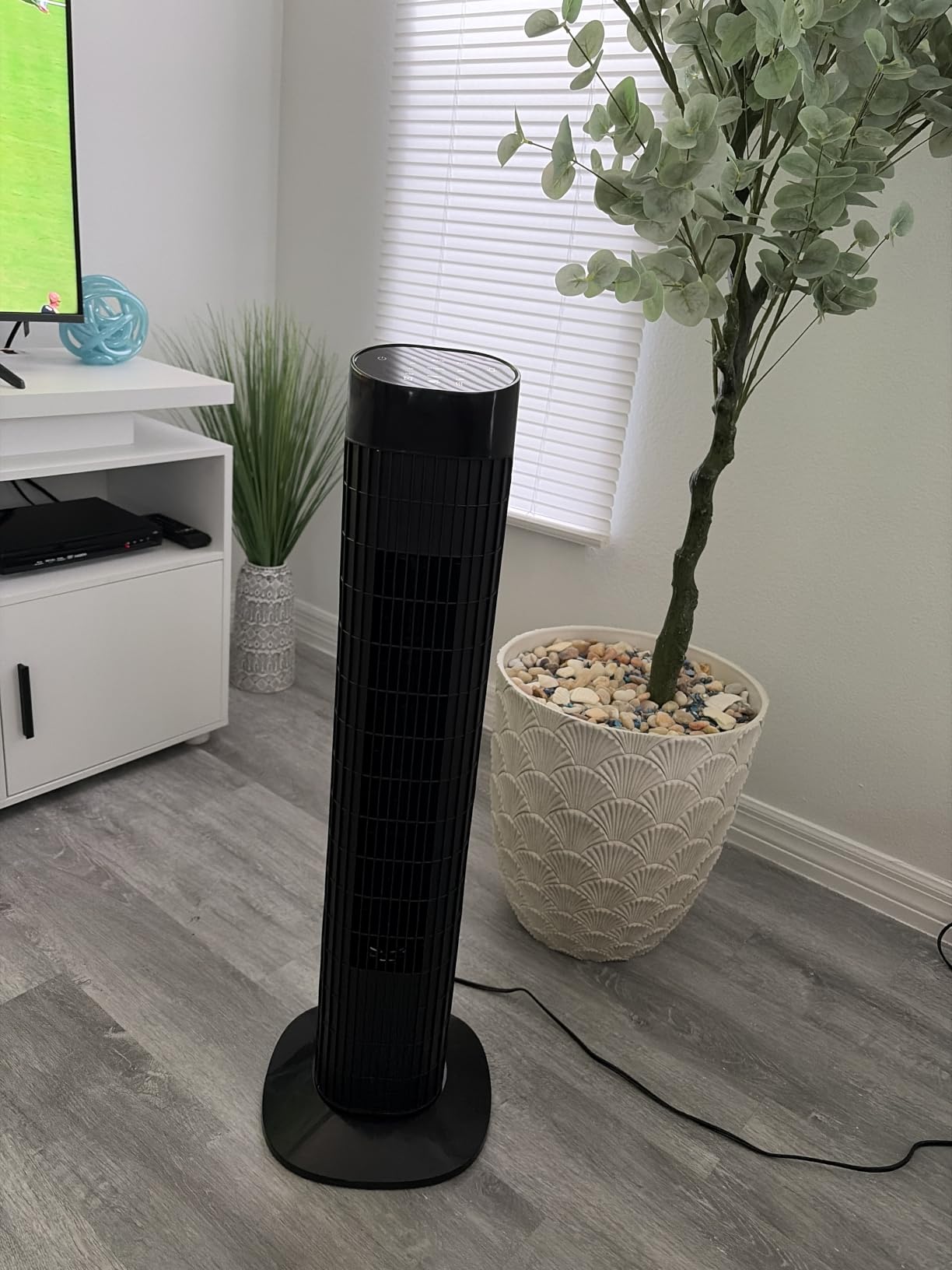 Uthfy Tower Fan with Remote, Portable 120° Oscillating Standing Fan, 3 Speeds & 3 Modes, 7.5H Timer, Fans That Blow Cold Air for Bedroom, Living Room, Office, Black customer photo 1