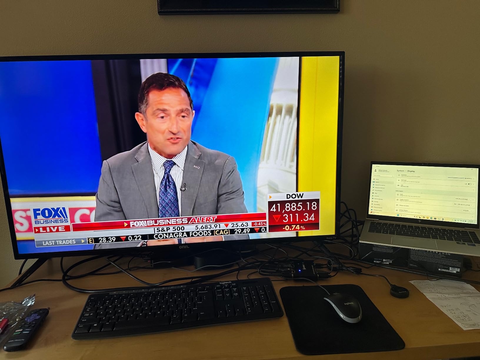 KVM Switch 2 Monitors 2 Laptops 4K@60Hz,USB C HDMI DP Dual Monitor KVM Switch for 2 Laptops Share 4 USB 3.0 Devices with 80W PD, with 2 USB-C Cables and Wired Remote customer photo 1