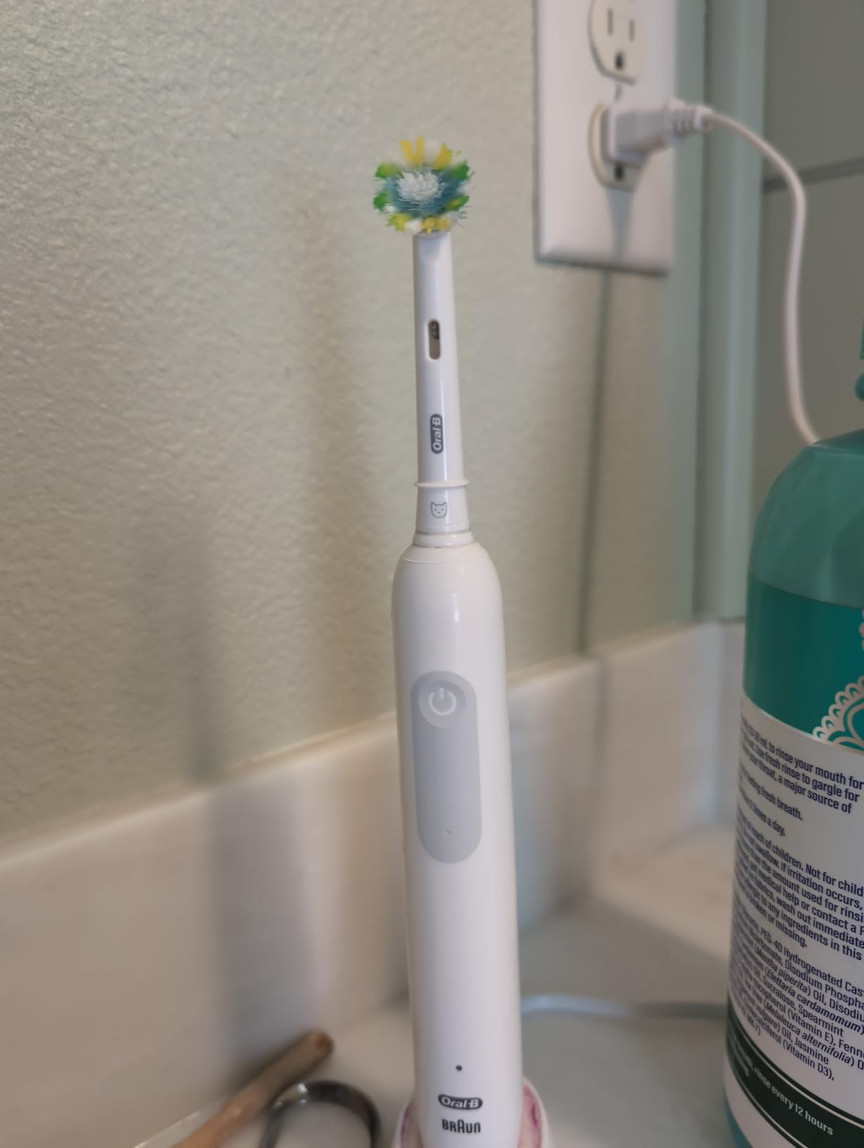 Oral-B Pro 1000 Rechargeable Electric Toothbrush, White customer photo 2