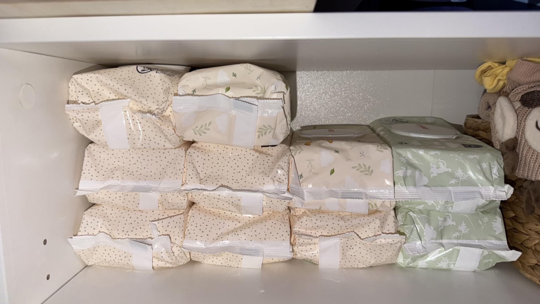 Huggies Natural Care Sensitive Baby Wipes, Unscented, Hypoallergenic, 99% Purified Water, 12 Flip-Top Packs (768 Wipes Total), Packaging May Vary customer photo 1