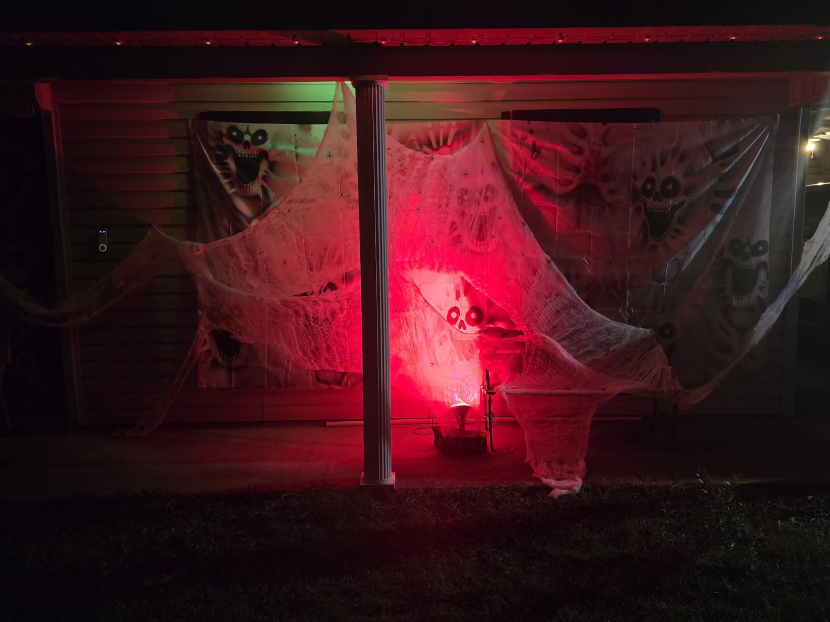 ZPISF 1400 sqft Halloween Spider Webs Decorations with 150 Extra Fake Spiders, Super Stretchy Cobwebs for Halloween Decor Indoor and Outdoor customer photo 1