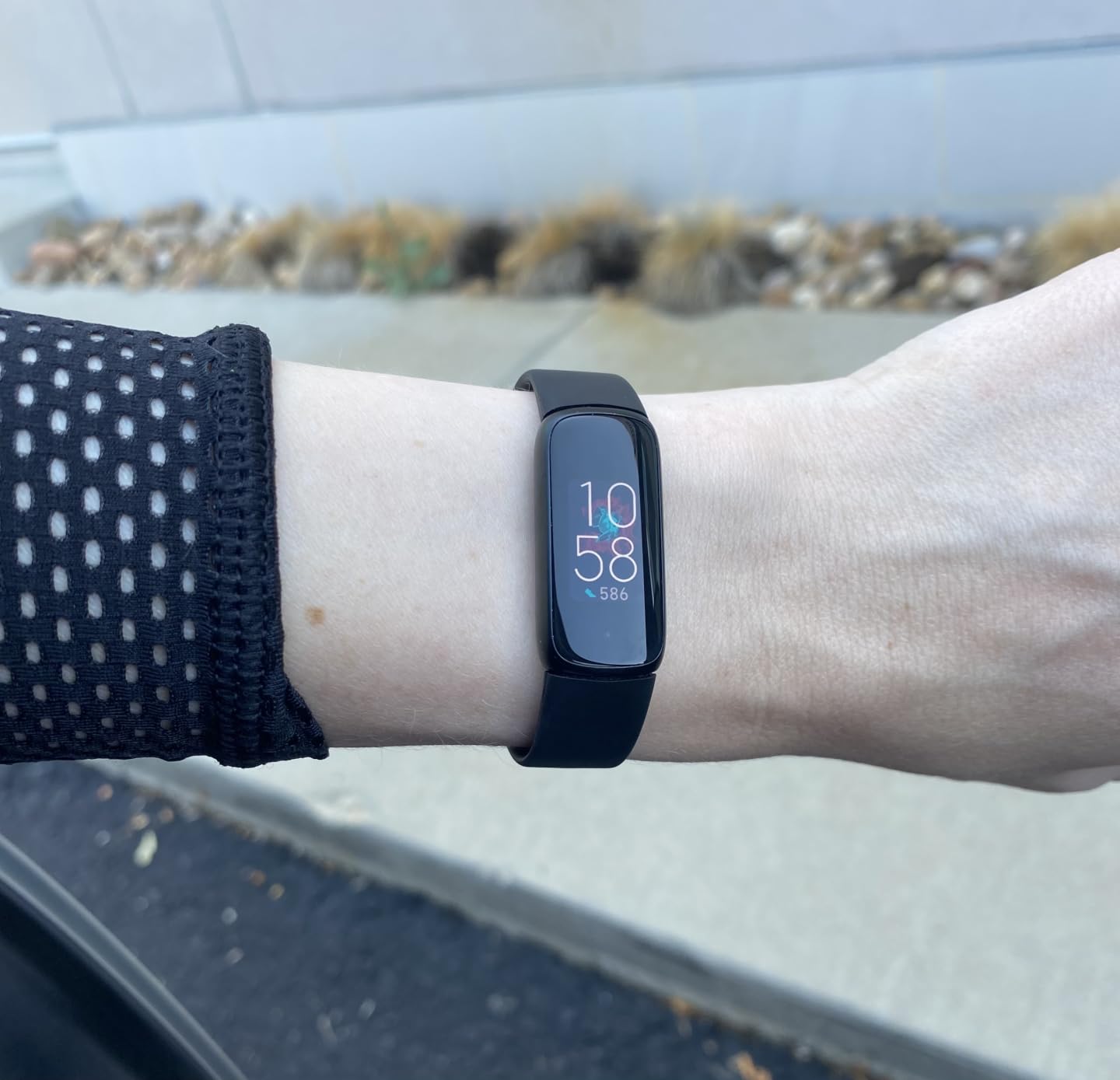 Fitbit Luxe Fitness and Wellness Tracker with Stress Management, Sleep Tracking and 24/7 Heart Rate, Black/Graphite, One Size (S & L Bands Included) (Renewed) customer photo 1
