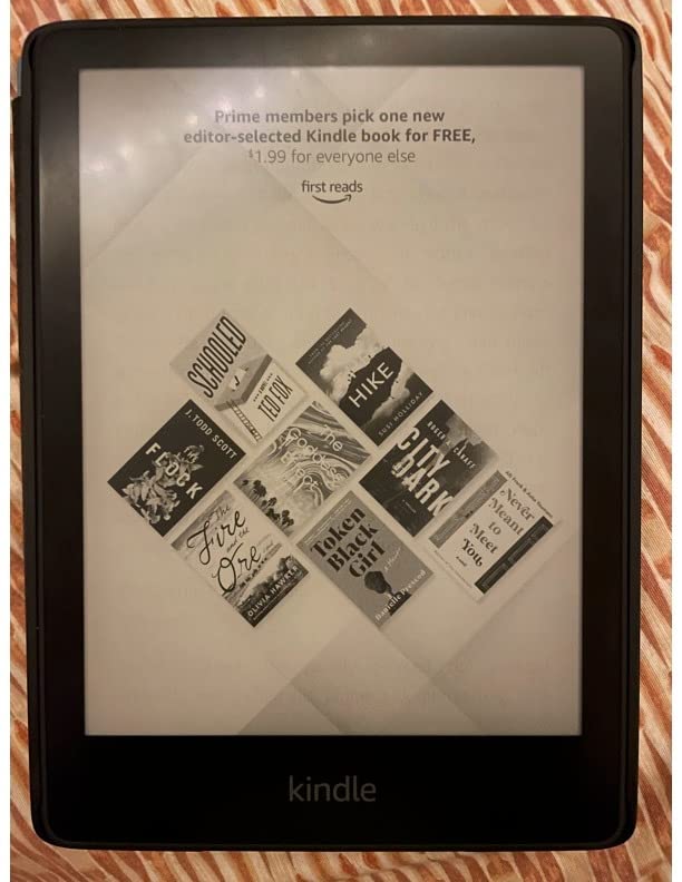 Amazon Kindle Paperwhite (16 GB) – Now with a larger display, adjustable warm light, increased battery life, and faster page turns – Black customer photo 1