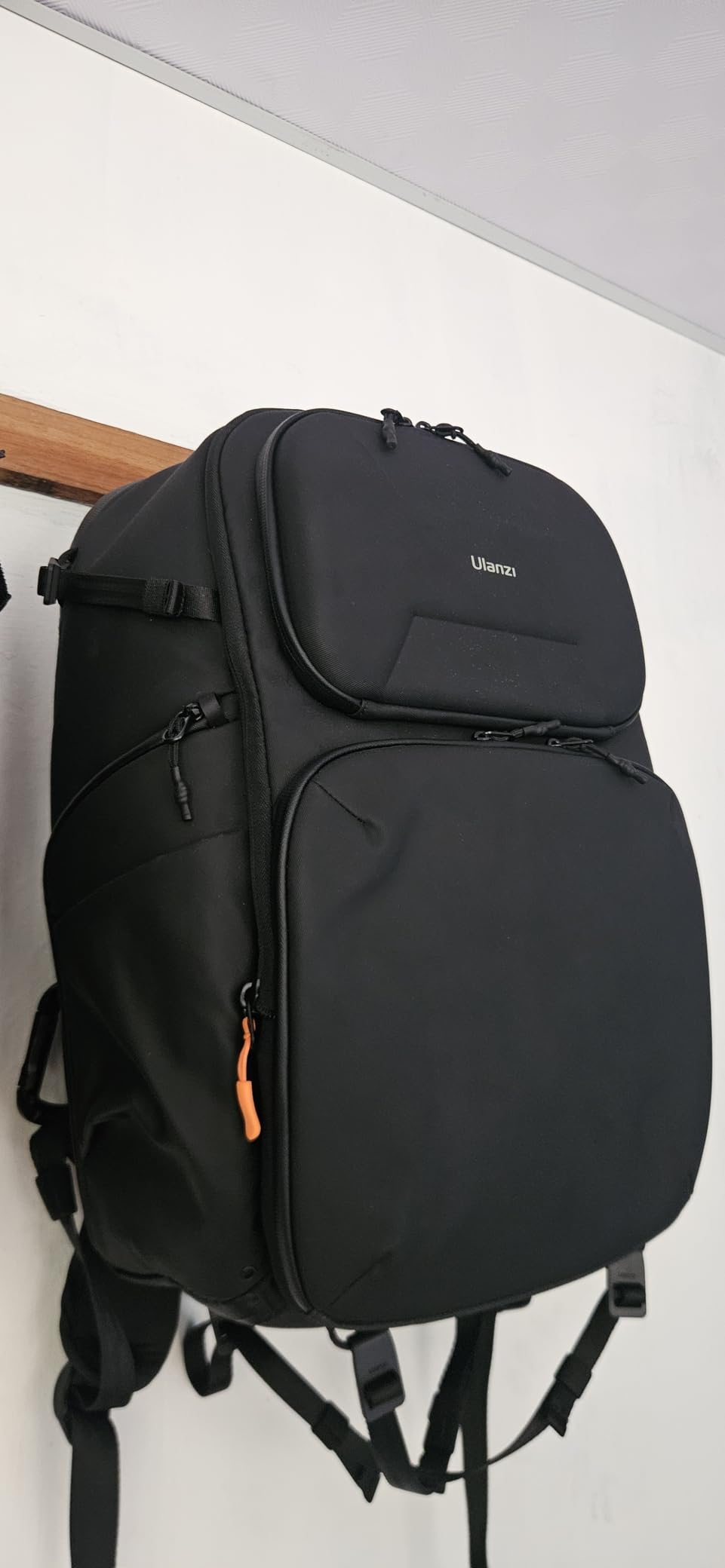 ULANZI BP10 35L Hardshell Camera Backpack, Professional Splash-proof Photography Camera Case Anti Theft Travel f Photographers Unisex Drone DSLR Mirrorless Camera Lens Tripod Holder 17'' Laptop Black customer photo 1