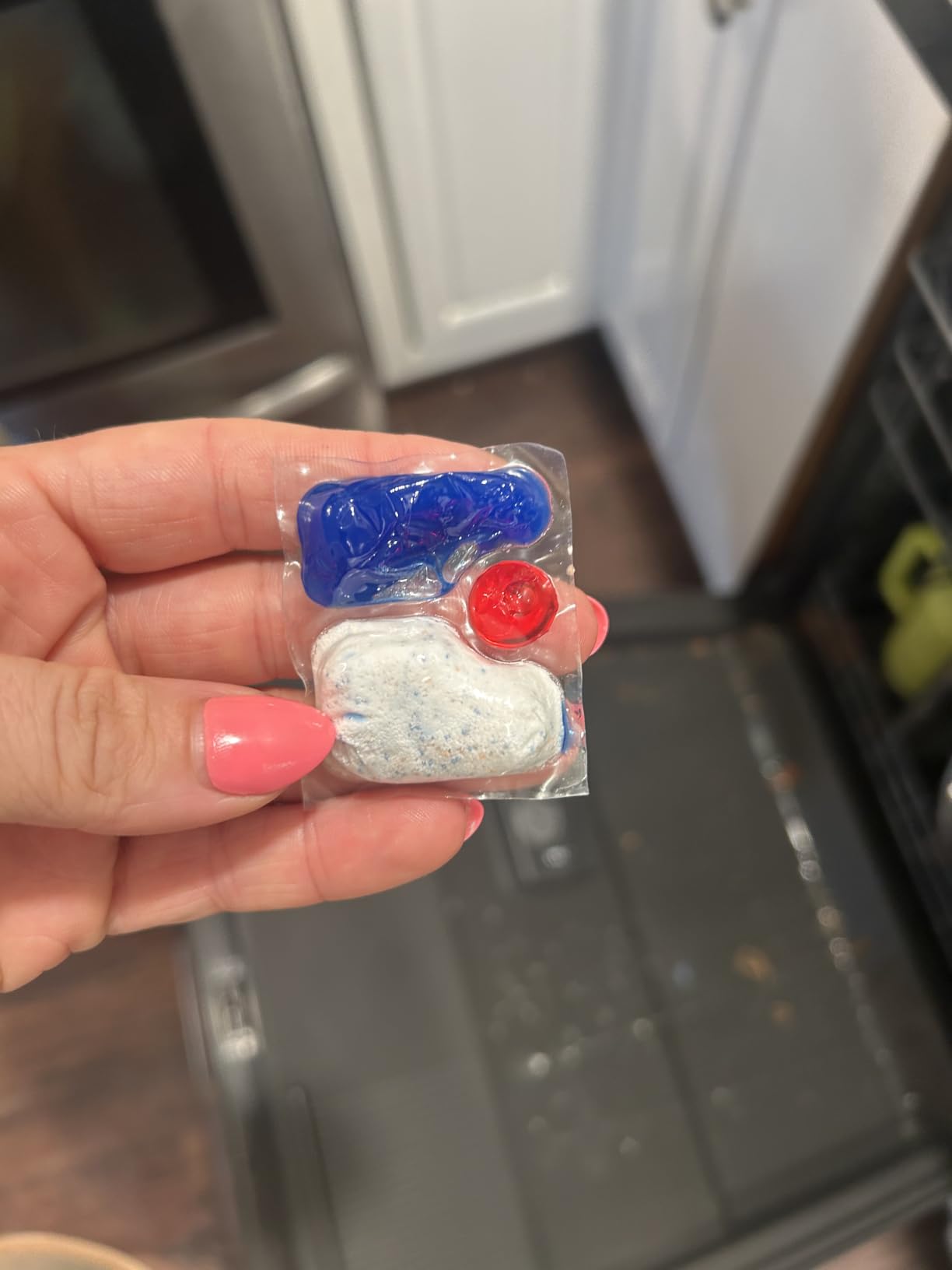 Finish Quantum Dishwasher Pods, No Pre-Rinse Dishwasher Detergent Soap Removes 24HR Dried-On Stain and Grease, Leaving a Virtually Spotless Shine, 100 Count customer photo 2